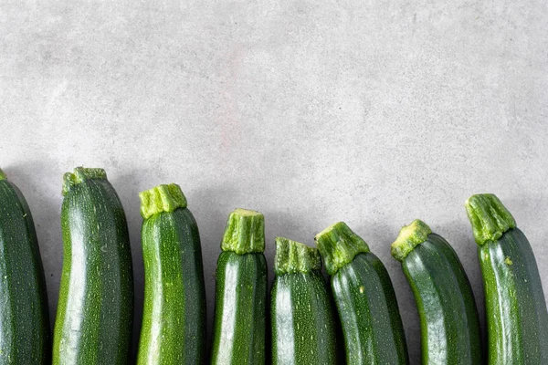 Färsk zucchini, gröna grönsaker, lokala marknaden producera, ovanifrån — Stockfoto