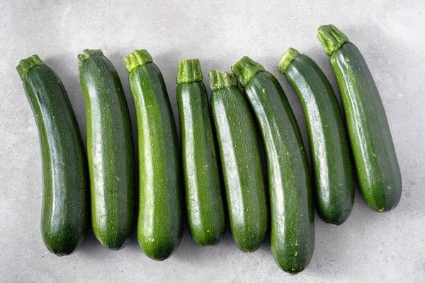Baby zucchini, gård färskvaror, ekologiska grönsaker, platt lekmanna från ovan — Stockfoto