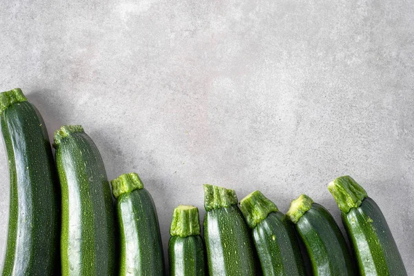 Moget zucchini, gröna grönsaker från marknaden, gård färskvaror, ekologisk mat — Stockfoto
