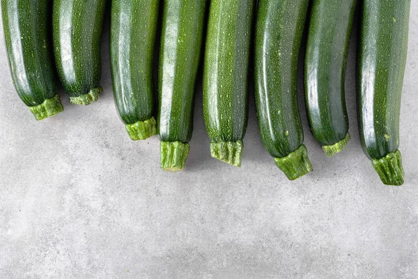 Färsk zucchini, gröna grönsaker, ekologiska produkter, hälsosamma matvanor koncept — Stockfoto