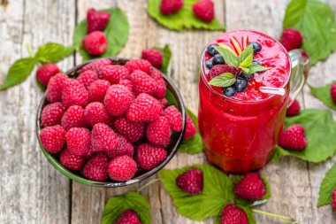 Berry yüzlü ahududu taze meyve, bir cam kavanozun içinde ek yükü kokteyl üzerinden