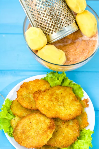 Čerstvě smažené bramborové placky, domácí vaření koncepce, vegan kuchyně recept, pohled shora — Stock fotografie