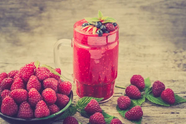 Smoothie aux framboises dans un bocal en verre, image tonique vintage — Photo