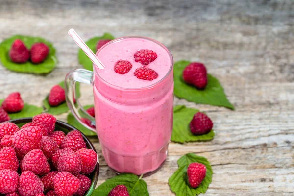 Frullato di yogurt con lamponi, dessert alla frutta, concetto di dieta sana — Foto Stock