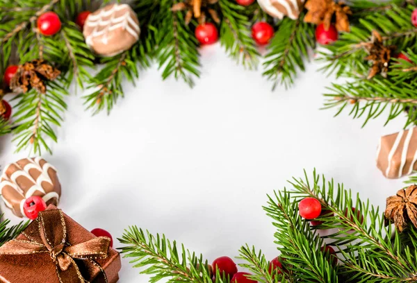 Boże Narodzenie ramki z zielonej gałązki świerkowe, holly i czekoladki — Zdjęcie stockowe