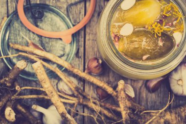 Tuzlu salatalık - turşu kavanozuna, ev yapımı Reçelleri