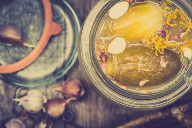 Tuzlu salatalık - turşu kavanozuna, ev yapımı Reçelleri