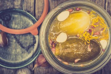 Tuzlu salatalık - turşu yemek ev yapımı korunmuş kavanoza