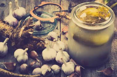 Tuzlu salatalık - turşu kavanozuna, ev yapımı Reçelleri