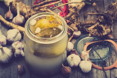 Tuzlu salatalık - turşu yemek ev yapımı korunmuş kavanoza