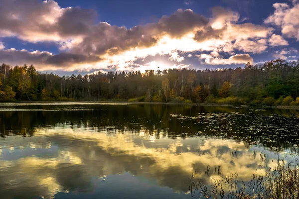 Sunset sky over lake, sun fall in the forest, autumn landscape — Stock Photo, Image