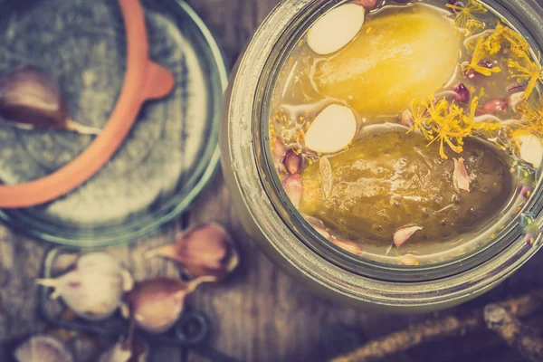 Tuzlu salatalık - turşu kavanozuna, ev yapımı Reçelleri