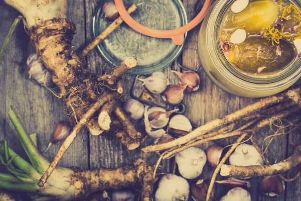 Tuzlu salatalık - turşu yemek ev yapımı korunmuş kavanoza