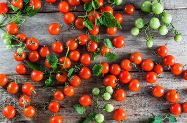 Kiraz domates yaprakları, kırmızı sebze yerel Market ile çiftlik taze üretmek, organik gıda, düz yukarıdan yatıyordu