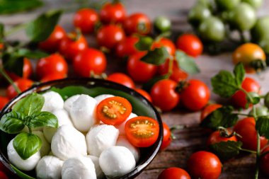 Caprese salatası, İtalyan yemeği ve Akdeniz diyeti konsepti için fesleğen, domates ve mozzarella.
