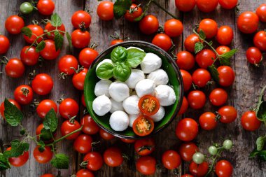 Domates, mozzarella ve caprese salatası, İtalyan gıda kavramı için fesleğen