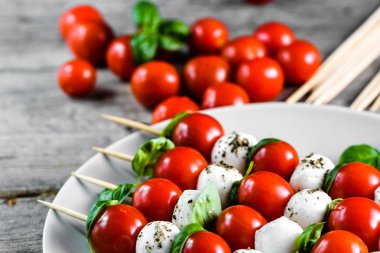 Caprese salatası - mozzarella fesleğen ve domates şişleri, İtalyan gıda ve sağlıklı vejetaryen diyet kavramı