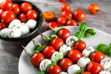 Caprese salatası - domatesli şiş, mozarella ve fesleğen, İtalyan yemeği ve sağlıklı vejetaryen diyet konsepti