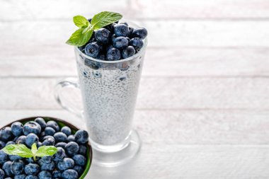 Chia pudingi çilek ve süt, tatlı tatlı, sağlıklı kahvaltı superfood kavramı besleyici ile