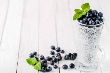 Chia pudingi çilek ve süt, tatlı tatlı, sağlıklı kahvaltı superfood kavramı besleyici ile