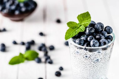 Chia pudingi çilek ve süt, tatlı tatlı, sağlıklı kahvaltı superfood kavramı besleyici ile