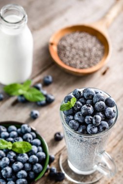Chia pudingi çilek ve süt, tatlı tatlı, sağlıklı kahvaltı superfood kavramı besleyici ile