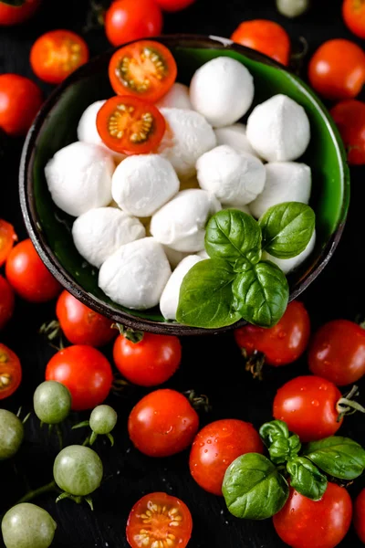 Comida italiana. Mozzarella, tomates e manjericão na ardósia escura — Fotografia de Stock
