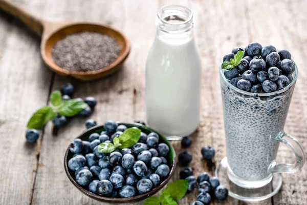 Chia pudingi çilek ve süt, tatlı tatlı, sağlıklı kahvaltı superfood kavramı besleyici ile