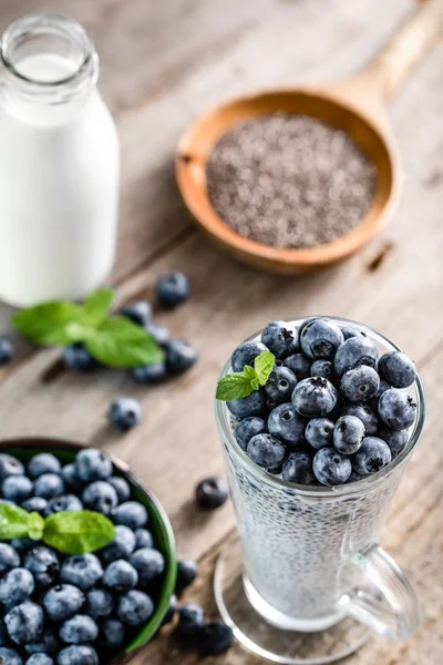 Chia pudingi çilek ve süt, tatlı tatlı, sağlıklı kahvaltı superfood kavramı besleyici ile