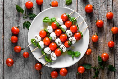 Sağlıklı meze - domates ve mozzarella peyniri, Akdeniz diyeti zeytinyağı remake, ağırlık kaybı kavramı ile İtalyan yemeği caprese salatası