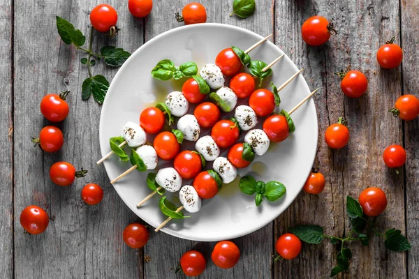 Sağlıklı meze - domates ve mozzarella peyniri, Akdeniz diyeti zeytinyağı remake, ağırlık kaybı kavramı ile İtalyan yemeği caprese salatası