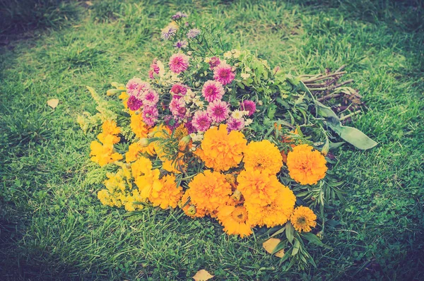 Buquê de flores de outono. Aster e calêndula . — Fotografia de Stock