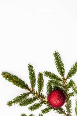 Beyaz arka plan üzerinde izole cam top ile Noel ağacı dalı