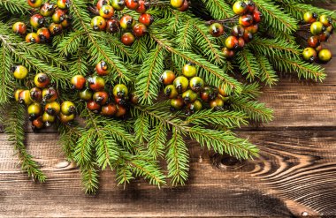 ahşap zemin üzerine yeşil Noel ağacı dalı