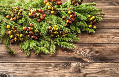 ahşap zemin üzerine yeşil Noel ağacı dalı