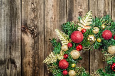 Noel, ahşap arka plan üzerinde çelenk için dekorasyon