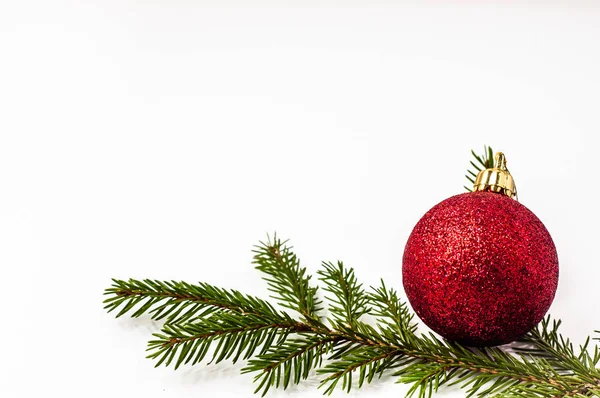 Χριστουγεννιάτικο κλαδί με γυαλί μπάλα που απομονώνονται σε λευκό φόντο — Φωτογραφία Αρχείου