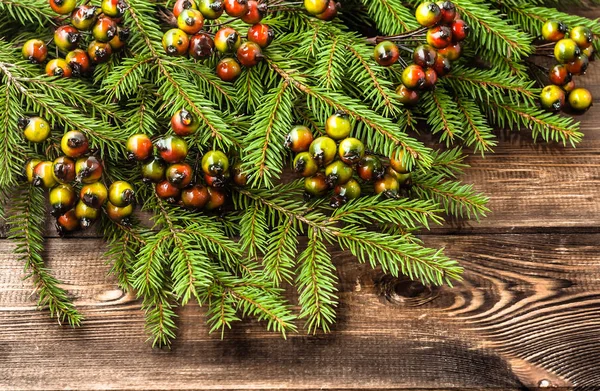 ahşap zemin üzerine yeşil Noel ağacı dalı