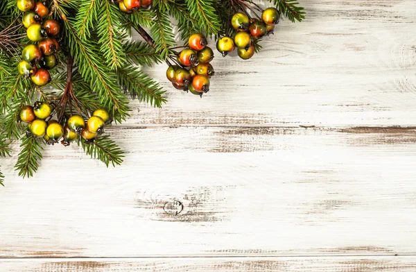 Vánoční smrk větev na dřevěné pozadí — Stock fotografie