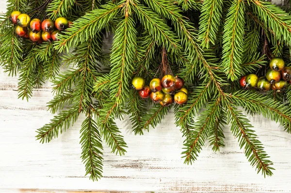 Grön julgran på trä bakgrund — Stockfoto