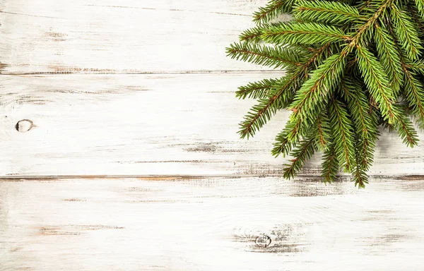Πράσινο χριστουγεννιάτικο δέντρο πάνω σε ξύλινες σανίδες — Φωτογραφία Αρχείου