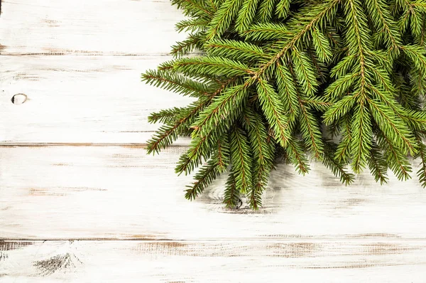 Rama de árbol de Navidad verde sobre fondo de madera —  Fotos de Stock