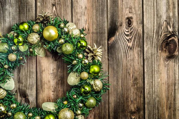 Adwent Boże Narodzenie wieniec wiszące na drewniane drzwi — Zdjęcie stockowe