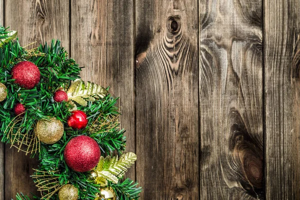 Dekoracje na Boże Narodzenie, wieniec na podłoże drewniane — Zdjęcie stockowe