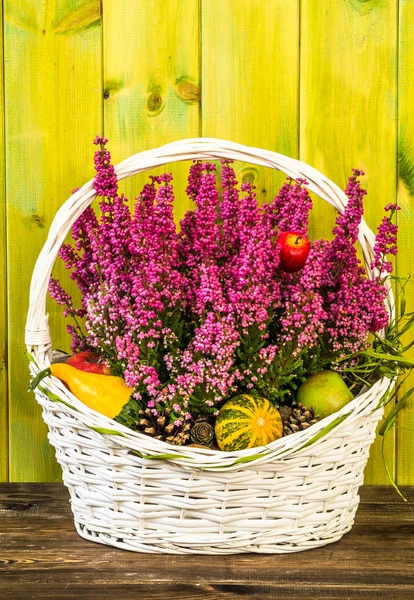 Bloem van heather in de mand, herfst bloemen achtergrond, shabby chique rustieke patroon — Stockfoto