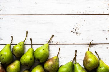 Taze armut, rustik ahşap arka plan üzerinde organik meyve