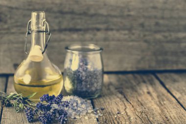 Temel lavanta yağı Aromaterapi ve deniz için tuz Banyosu, vücut bakımı, spa ve masaj kavramı