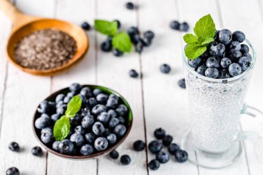 Chia puding süt ve meyve, tatlı tatlı, sağlıklı kahvaltı, vejetaryen gıda kavramı ile