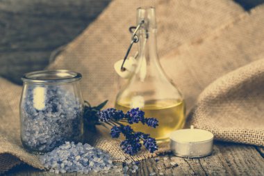 Temel lavanta yağı Aromaterapi ve deniz için tuz Banyosu, vücut bakımı, spa ve masaj kavramı