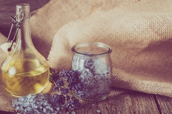 Temel lavanta yağı Aromaterapi ve deniz için tuz Banyosu, vücut bakımı, spa ve masaj kavramı